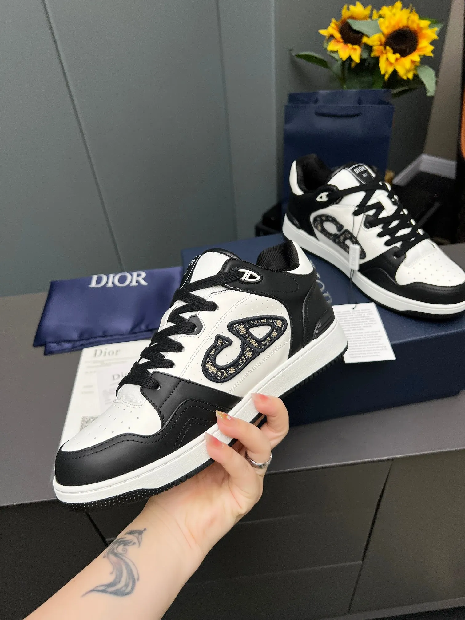 Men's Men's Shoes 💰600 Dior DiorB57 top version of low-top sneakers! ! ! Navy blue with beige smooth first-layer cowhide, fully oiled edges, T men's shoes 💰U outsole.  The 2024 autumn men's wear series has made a wonderful debut, a new classic item launched by Dior. Crafted from smooth first-grain cow leather in navy blue and beige, it's accented by a large leather heat-stamped CD logo on the sides. The distinctive laces of the same color match the color of the shoe body, and the opening and closing are decorated with various classic details on the tongue, sole and back side to enhance the style. The eyelet details, upper stitching and heel strip panels of the same color highlight the dynamic charm of its sports style. Exclusive two-color molded T men's shoes 💰U outsole is light, comfortable, non-slip and wear-resistant, the mesh lining and feet are customized with original colors, soft and breathable. Exquisite production technology highlights the grade, and can be matched with all kinds of clothing to create a refined look.
